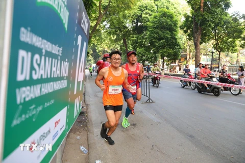 Sáng 20/10, tại Hà Nội, Ban tổ chức Giải chạy marathon quốc tế di sản Hà Nội năm 2019 tổ chức chương trình 'Tour kết nối di sản' với sự tham gia của hơn 7.000 vận động viên. (Ảnh: Thành Đạt/TTXVN)