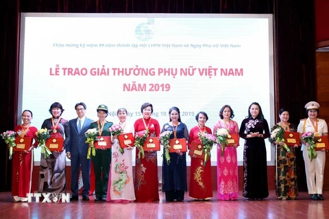 Phó Thủ tướng Vũ Đức Đam và Chủ tịch Hội Liên hiệp Phụ nữ Việt Nam Nguyễn Thị Thu Hà trao giải cho các cá nhân nhận giải thưởng Phụ nữ Viêt Nam 2019. (Ảnh: Phương Hoa/TTXVN)