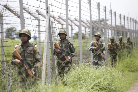 Lực lượng an ninh Ấn Độ tuần tra tại khu vực biên giới Ấn Độ-Pakistan. (Ảnh: AFP/TTXVN)
