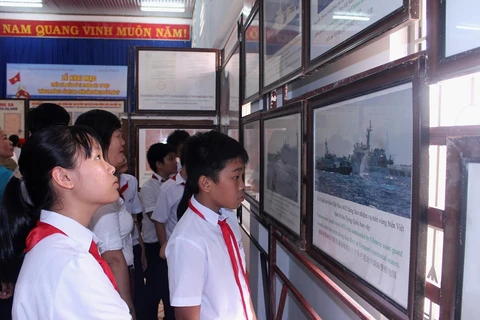 Học sinh tham quan một triển lãm về Hoàng Sa, Trường Sa. (Nguồn: TTXVN)