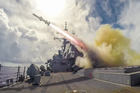 Tên lửa Harpoon được phóng từ tàu khu trục USS Fitzgerald của Mỹ trong cuộc tập trận bắn đạn thật trên biển gần Guam. (Nguồn: AFP/TTXVN)