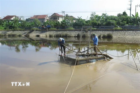 Nhà máy nước Hưng Vĩnh khắc phục hậu quả việc xả bùn thải ra hồ điều hòa Cửa Nam. (Ảnh: Nguyễn Văn Nhật/TTXVN)