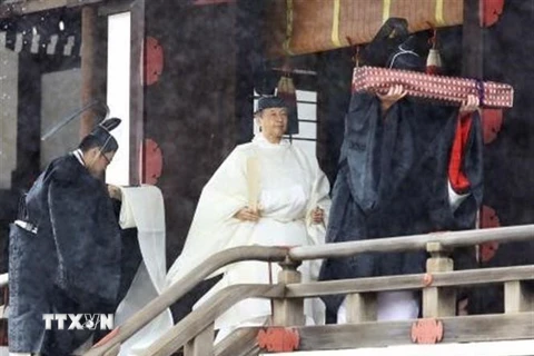Nhật hoàng Naruhito làm lễ tại Điện thờ cung Hoàng gia ở Tokyo, trước lễ đăng quang ngày 22/10/2019. (Ảnh: Kyodo/TTXVN)