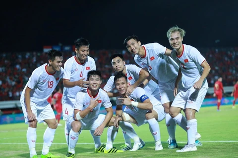 Niềm vui của các cầu thủ Việt Nam khi giành chiến thắng trước Indonesia. (Ảnh: Vietnam+)