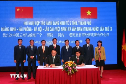 Lễ ký kết thỏa thuận hợp tác giữa doanh nghiệp 2 nước Việt Nam và Trung Quốc. (Ảnh: Bùi Đức Hiếu/TTXVN)