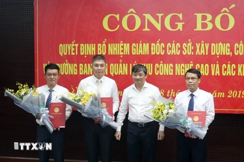 Phó Chủ tịch Thường trực UBND thành phố Đà Nẵng Đặng Việt Dũng trao quyết định cho các cá nhân. (Ảnh: Nguyễn Sơn/TTXVN)