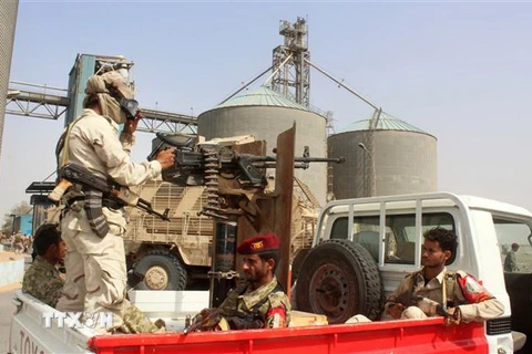 Binh sỹ Yemen và lực lượng liên quân do Saudi Arabia và Các tiểu vương quốc Arab hậu thuẫn triển khai tại Hodeida. (Ảnh: AFP/TTXVN)