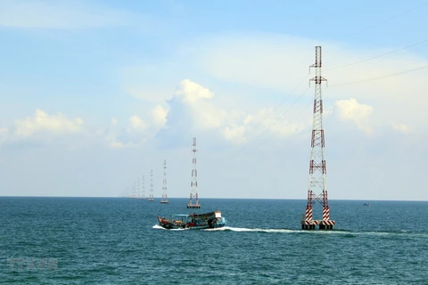 Công trình cấp lưới điện quốc gia cho xã đảo Lại Sơn. (Ảnh: Lê Huy Hải/TTXVN)