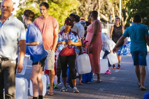 Người dân ở thành phố Cape Town, Nam Phi xếp hàng lấy nước. (Nguồn: Getty Images)