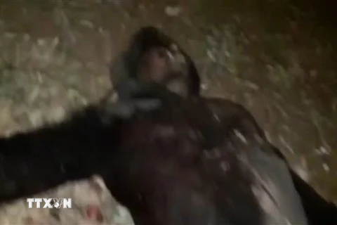 Hình ảnh được cho là thi thể của một đối tượng sau cuộc oanh kích ở gần làng Barisha, tỉnh Idlib, Tây Bắc Syria, nơi các nhóm có liên quan tới tổ chức khủng bố Nhà nước Hồi giáo (IS) tự xưng trú ngụ, ngày 27/10/2019. (Ảnh: AFP/TTXVN)