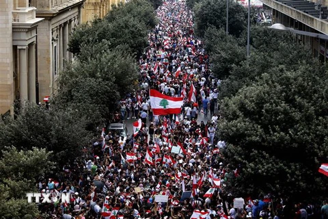 Biểu tình quy mô lớn phản đối tình trạng kinh tế khó khăn tại thủ đô Beirut, Liban ngày 20/10/2019. (Ảnh: THX/TTXVN)