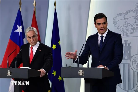 Tổng thống Chile Sebastian Pinera (trái) và người đồng cấp Tây Ban Nha Pedro Sanchez tại một cuộc họp báo ở Madrid. (Ảnh: AFP/TTXVN)