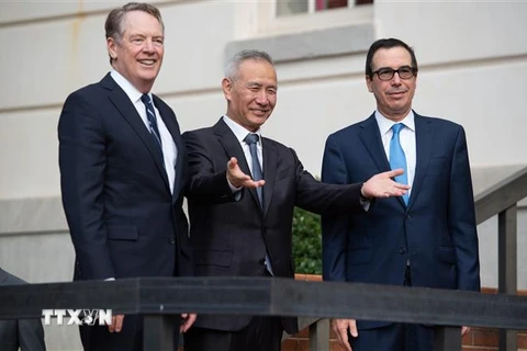 Đại diện Thương Mại Mỹ Robert Lighthizer, Phó Thủ tướng Trung Quốc Lưu Hạc và Bộ trưởng Tài chính Mỹ Steven Mnuchin tại vòng đàm phán thương mại ở Washington, DC ngày 10/10/2019. (Ảnh: AFP/TTXVN)