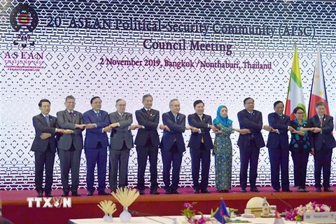 Phó Thủ tướng, Bộ trưởng Ngoại giao Phạm Bình Minh (thứ sáu, từ phải sang) và các trưởng đoàn tham dự Hội nghị APSC-20 chụp ảnh chung. (Ảnh: Hữu Kiên/TTXVN)