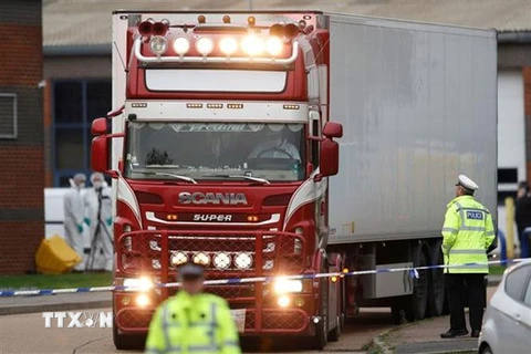 Nhà chức trách Anh điều tra tại hiện trường xe container đông lạnh chứa 39 thi thể ở Grays, Essex. (Ảnh: Reuters/TTXVN)