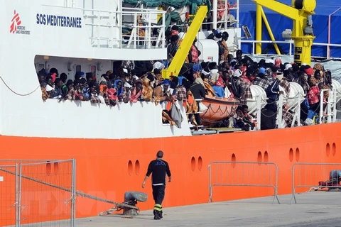 Tàu Aquarius cập cảng Catania thuộc đảo Sicily, Italy sau chiến dịch cứu hộ người di cư trên Địa Trung Hải tháng 3/2017. (Ảnh: AFP/TTXVN)