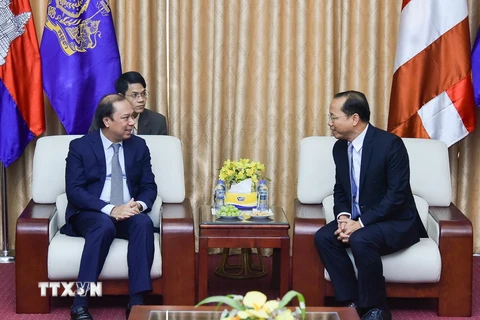 Thứ trưởng Bộ Ngoại giao Nguyễn Quốc Dũng đến chúc mừng tại Đại sứ quán Campuchia tại Hà Nội. (Ảnh TTXVN)