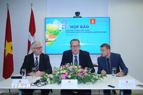 Quốc vụ khanh Bộ Năng lượng, Hạ tầng kỹ thuật và Khí hậu Đan Mạch, ngài Morten Bak phát biểu tại buổi họp báo. (Ảnh: Danh Lam/TTXVN)