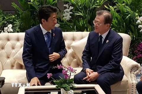Thủ tướng Nhật Bản Shinzo Abe (trái) và Tổng thống Hàn Quốc Moon Jae-in tại cuộc gặp ở Bangkok, Thái Lan ngày 4/11/2019. (Ảnh: Yonhap/TTXVN)