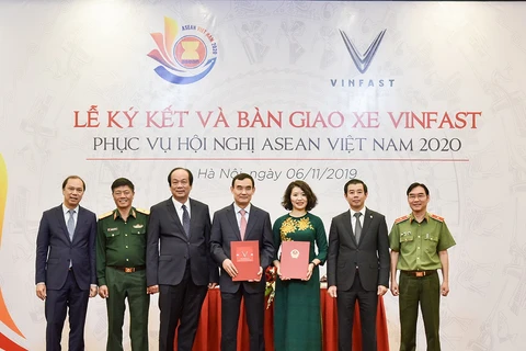 VinFast sẽ lần lượt bàn giao 393 xe ôtô từ nay đến tháng 9/2020 cho Tiểu ban Vật chất-Hậu cần, Ủy ban Quốc gia ASEAN 2020 sử dụng để đưa đón đại biểu trong thời gian đến Việt Nam tham dự Hội nghị. (Nguồn: Vinfast)