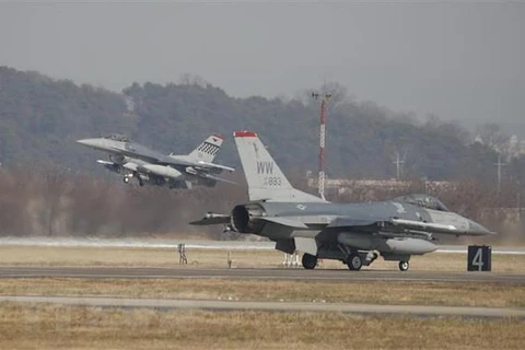 Máy bay F-16 của không quân Mỹ tham gia cuộc tập trận Vigilant Ace giữa Mỹ và Hàn Quốc tại Căn cứ Không quân Osan ở Pyeongtaek, Hàn Quốc, ngày 6/12/2017. (Nguồn: AFP/TTXVN)