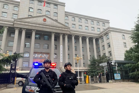 Cảnh sát canh gác bên ngoài Tòa án Nhân dân thành phố Hình Đài. (Nguồn: AP)