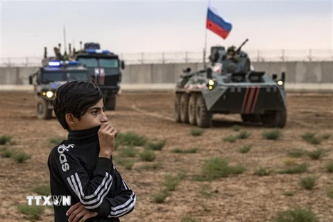 Binh sỹ Nga tham gia tuần tra chung với binh sỹ Thổ Nhĩ Kỳ tại Hasakeh, Syria. (Ảnh: AFP/TTXVN)