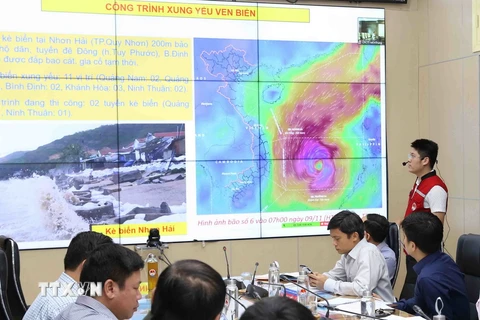 Trực ban của Ban Chỉ đạo Trung ương về phòng, chống thiên tai báo cáo về diễn biến của bão số 6. (Ảnh: Vũ Sinh/TTXVN)