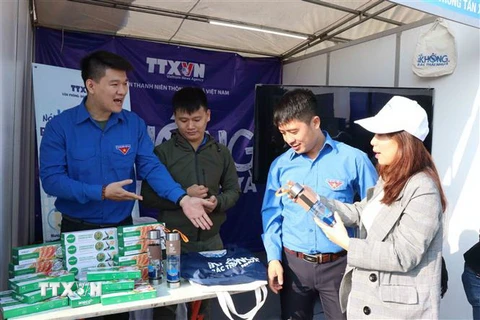 Đoàn viên, thanh niên tham dự Ngày hội tìm hiểu sản phẩm tại gian triển lãm của Đoàn Thanh niên Thông tấn xã Việt Nam. (Ảnh: Diệp Trương/TTXVN)