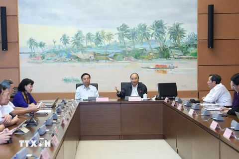 Thủ tướng Nguyễn Xuân Phúc, đại biểu Quốc hội thành phố Hải Phòng thảo luận về dự án Luật Đầu tư theo hình thức đối tác công tư. (Ảnh: Lâm Khánh/TTXVN)