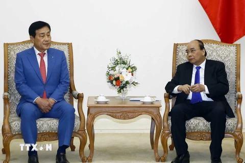 Thủ tướng Nguyễn Xuân Phúc tiếp Chủ tịch Tập đoàn Tài chính Hana Kim Jung Tai. (Ảnh: Thống Nhất/TTXVN)