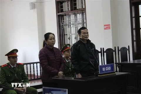 Bị cáo Nguyễn Văn Trường và Lưu Thị Kiếm tại phiên tòa. (Ảnh: Vũ Hà/TTXVN)
