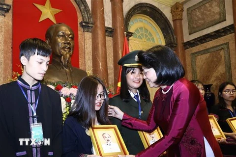 Phó Chủ tịch nước Đặng Thị Ngọc Thịnh trao ảnh chân dung Chủ tịch Hồ Chí Minh tặng các đại biểu. (Ảnh: Văn Điệp/TTXVN)