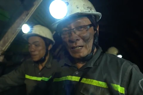 Nhà báo Lại Văn Sâm tham gia trải nghiệm cuộc sống của những người thợ mỏ. 