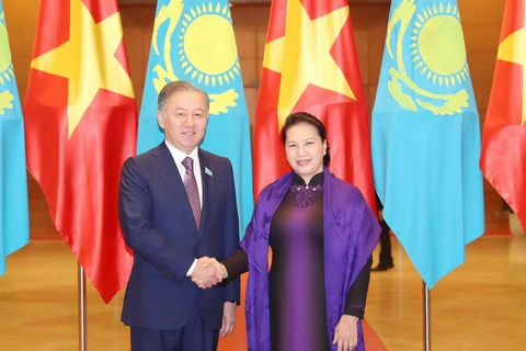 Chủ tịch Quốc hội Nguyễn Thị Kim Ngân và Chủ tịch Hạ viện Kazakhstan Nurlan Nigmatulin tại Lễ đón. (Ảnh: Trọng Đức/TTXVN)