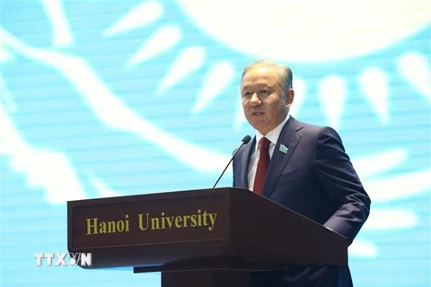 Chủ tịch Hạ viện Cộng hòa Kazakhstan Nurlan Nigmatulin nói chuyện, giao lưu với sinh viên Trường Đại học Hà Nội. (Ảnh: Văn Điệp/TTXVN)