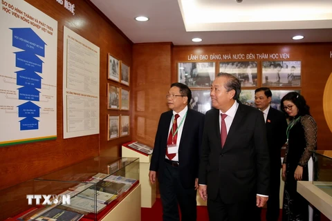 Phó Thủ tướng Thường trực Trương Hòa Bình thăm phòng truyền thống của Học viện Nông nghiệp Việt Nam. (Ảnh: Dương Giang/TTXVN)