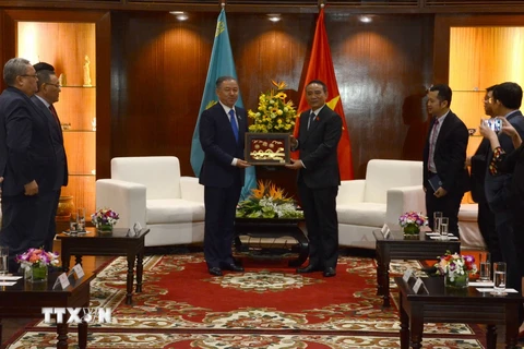 Bí thư Thành ủy Đà Nẵng Trương Quang Nghĩa (bên phải) tặng quà lưu niệm cho Chủ tịch Hạ viện Cộng hòa Kazakhstan Nurlan Nigmatulin. (Ảnh: Quốc Dũng/TTXVN)