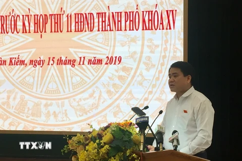 Chủ tịch UBND thành phố Hà Nội Nguyễn Đức Chung phát biểu tại buổi tiếp xúc cử tri quận Hoàn Kiếm. (Ảnh: Nguyễn Thắng/TTXVN)