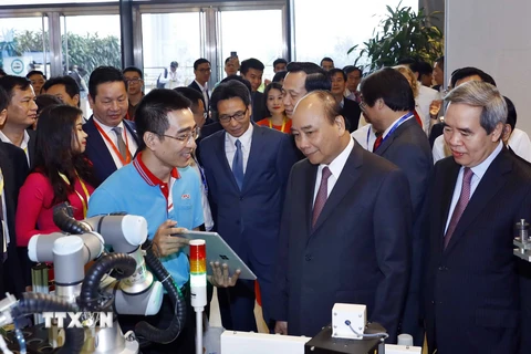 Thủ tướng Nguyễn Xuân Phúc tham quan các gian hàng triển lãm tại Diễn đàn Quốc gia nâng tầm kỹ năng lao động Việt Nam. (Ảnh: Thống Nhất/TTXVN)