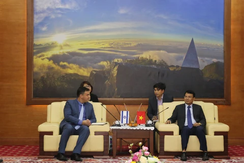 Chủ tịch UBND tỉnh Lào Cai Đặng Xuân Phong trao đổi ý tưởng hợp tác trong tương lai với ngài Nadav Eshcar - Đại sứ Israel tại Việt Nam. (Nguồn: Laocai.gov.vn)