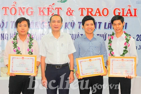 Thầy Phan Khánh Duy (ngoài cùng bên trái), giáo viên Trường THCS Nguyễn Du nhận giải khuyến khích Hội thi Sáng tạo kỹ thuật tỉnh Bạc Liêu lần thứ VI. (Nguồn: Baclieu.gov.vn)