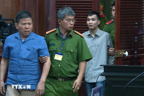 Bị cáo Châu Văn Khảm bị dẫn giải tới phiên tòa. (Ảnh: Thành Chung/TTXVN)