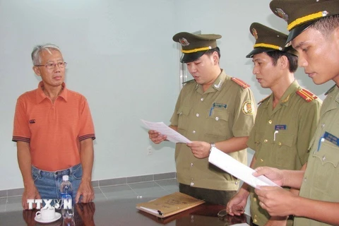Chiều 18/5/2009, Tổng cục An ninh-Bộ Công an thực hiện quyết định trục xuất đối tượng Nguyễn Văn Bé. (Nguồn: TTXVN)