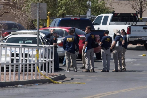 Cảnh sát điều tra tại hiện trường vụ xả súng ở El Paso, bang Texas, Mỹ, ngày 4/8/2019. (Ảnh: AFP/TTXVN)