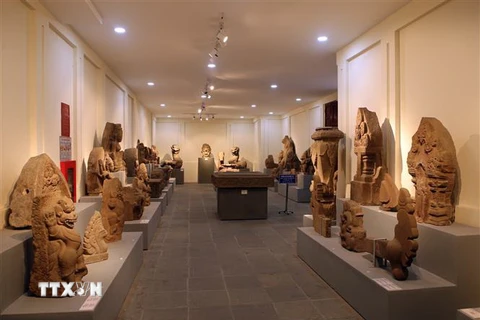 Các hiện vật được trưng bày trong kho mở tại Bảo tàng Điêu khắc Chăm để phục vụ du khách tham quan tìm hiểu. (Ảnh: Trần Lê Lâm/TTXVN)