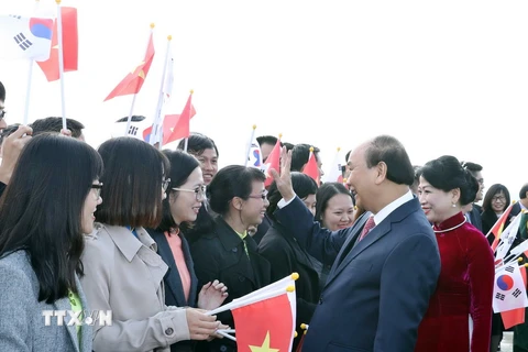 Lễ đón Thủ tướng Chính phủ Nguyễn Xuân Phúc và Phu nhân tại sân bay quân sự Gimhae, Busan. (Ảnh: Thống Nhất/TTXVN)