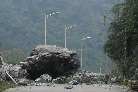 Một tảng đá lớn bị rơi xuống đường khi xảy ra động đất. (Nguồn: Xinhua)