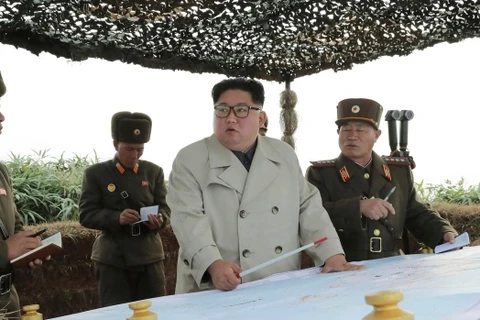 Nhà lãnh đạo Triều Tiên Kim Jong-un thị sát một đơn vị quân đội trên đảo Changrin. (Nguồn: AP)