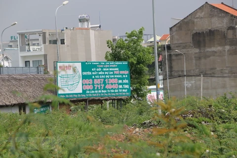 Trung tâm mối giới nhà đất mọc lên ngay giữa đất nền dự án bỏ hoang tại quận 9, Thành phố Hồ Chí Minh. (Ảnh minh họa: Trần Xuân Tình/TTXVN)